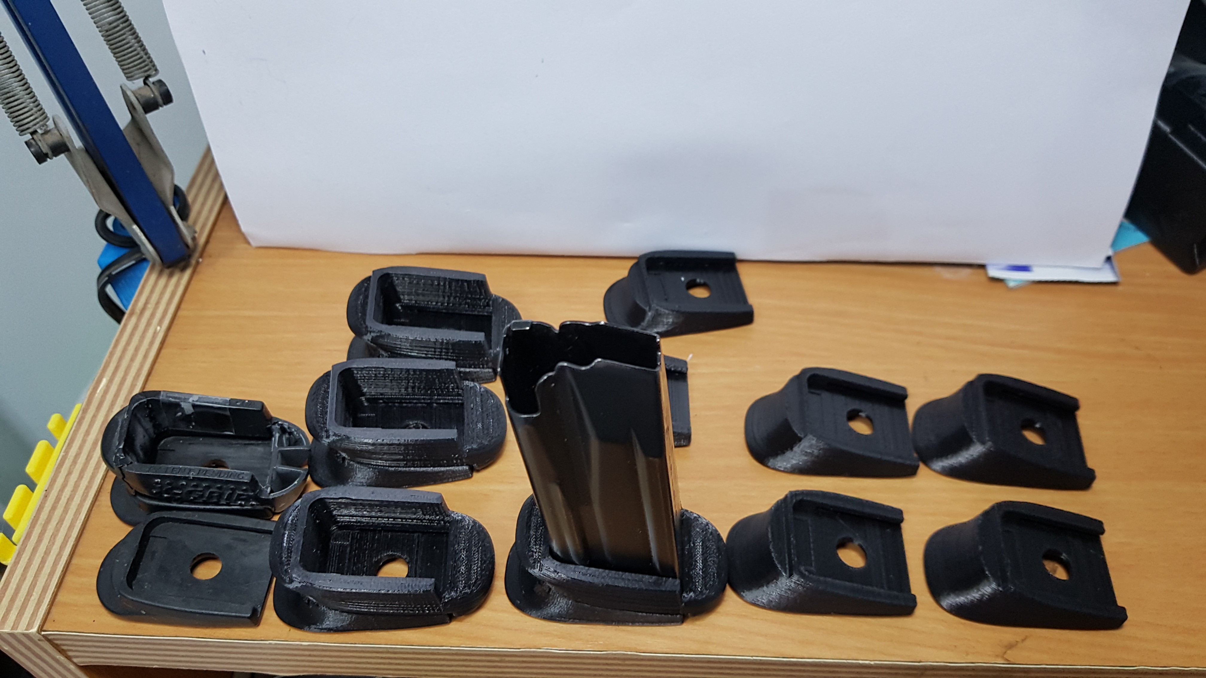 STL file P2000SK USPC/P2000 Mag Adapter Grip・3D printer design to